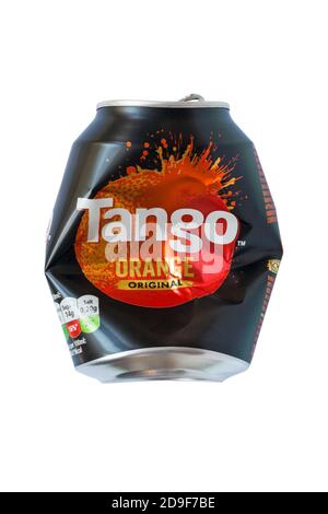 Vous pouvez préparer une boisson originale Tango Orange écrasée recyclage isolé sur fond blanc Banque D'Images