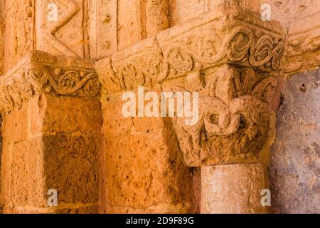 Détail de la pierre sculptée à l'entrée de l'église romane de San Miguel. Ayllon, Segovia, Castilla y leon, Espagne, Europe. Banque D'Images