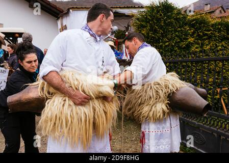 Moment de l'habillage du Zanpantzar. Une Joalduna est un caractère traditionnel de la culture de Navarre, en particulier dans quelques petits villages du nord de Banque D'Images