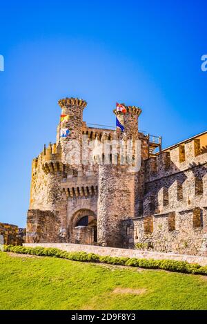 Façade du château des Templiers, construite au XIIe siècle. Ponferrada, El Bierzo, Leon, Castille et Leon, Espagne, Europe Banque D'Images