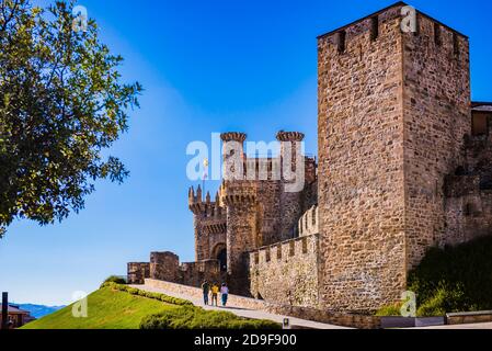 Façade du château des Templiers, construite au XIIe siècle. Ponferrada, El Bierzo, Leon, Castille et Leon, Espagne, Europe Banque D'Images