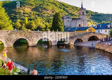 Pont sur le fleuve Meruelo, créé à l'époque de la Rome antique. Piscine naturelle et église de San Nicolás de Bari. Molinaseca, El Bierzo, Leon, Cast Banque D'Images