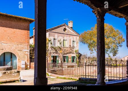 Place principale vue de la passerelle couverte de l'église de Santa Fosca, église byzantine sur l'île de Torcello. Torcello, lagune vénitienne, Venise, Ven Banque D'Images