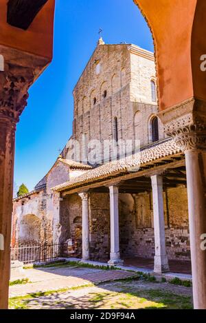 Basilique de Santa Maria Assunta, de la passerelle couverte de l'église de Santa Fosca.Torcello, lagune vénitienne, Venise, Vénétie, Italie, Europe Banque D'Images