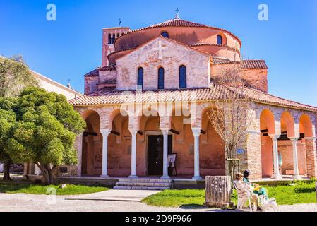 Eglise de Santa Fosca et Basilique de Santa Maria Assunta, place principale. Torcello, lagune vénitienne, Venise, Vénétie, Italie, Europe Banque D'Images