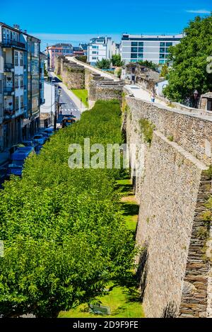 Les murs romains de Lugo ont été construits au 3ème siècle et sont encore en grande partie intacts. Les fortifications ont été ajoutées au LIS du patrimoine mondial de l'UNESCO Banque D'Images