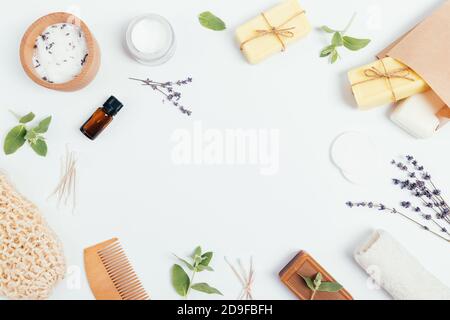 Savon naturel, sel de bain, crème cosmétique, huile aromatique et accessoires zéro déchet pour les soins de la peau Banque D'Images