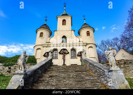 Église de Kalvaria à Kőszeg Hongrie gare du ressortissant hongrois piste bleue Banque D'Images