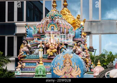 Temple Sri Veeramakaliamman dédié à la déesse hindoue Kali, avec un toit coloré sculpté richement décoré avec des dieux hindous à Little India, Singapour Banque D'Images