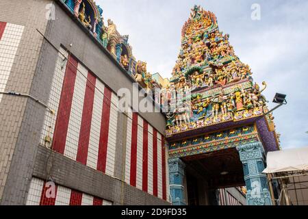 Singapour, 21/01/19. Temple Sri Veeramakaliamman dédié à la déesse hindoue Kali, avec un toit coloré sculpté richement décoré avec des dieux hindous. Banque D'Images