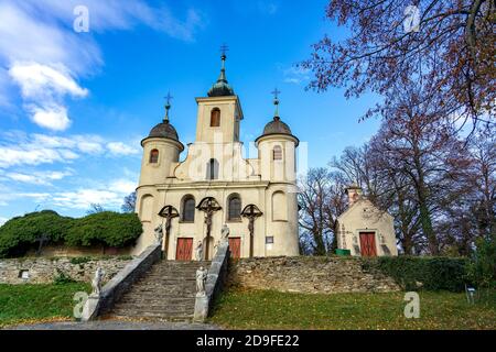 Eglise Kálvária en Kőszeg Hongrie station de la nationale hongroise piste bleue Banque D'Images