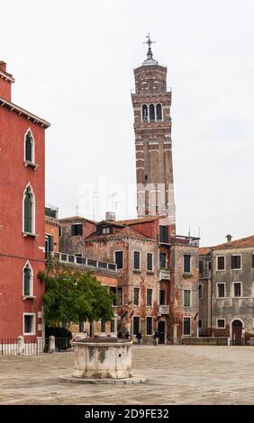 L'église penchée Bell Tower (campanile) de Chiesa di Santo Stefano comme vu de Campo San Angelo, San Marco, Venise, Italie Banque D'Images