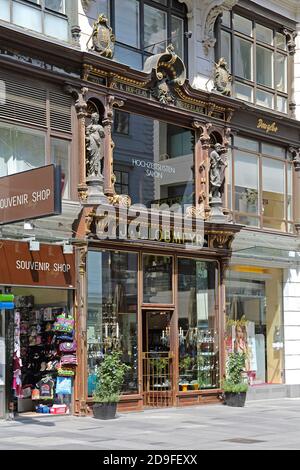 Vienne, Autriche - 12 juillet 2015 : magasin historique de la verrerie Lobmeyr, rue Karntner à Wien, Autriche. Banque D'Images