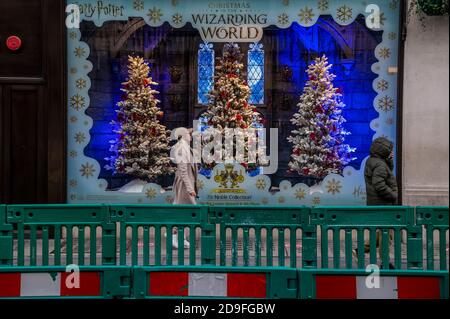 Londres, Royaume-Uni. 02 novembre 2020. Vitrine de Noël Hamleys avec thème harry Potter. Quelques personnes sont encore à Oxford Street, malgré le nouveau confinement qui est entré en vigueur aujourd'hui. Crédit : Guy Bell/Alay Live News Banque D'Images