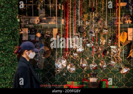 Londres, Royaume-Uni. 02 novembre 2020. Selfridges a révélé aujourd'hui ses vitrines de Noël avec un timing malchanceux. Quelques personnes sont encore à Oxford Street, malgré le nouveau confinement qui est entré en vigueur aujourd'hui. Crédit : Guy Bell/Alay Live News Banque D'Images