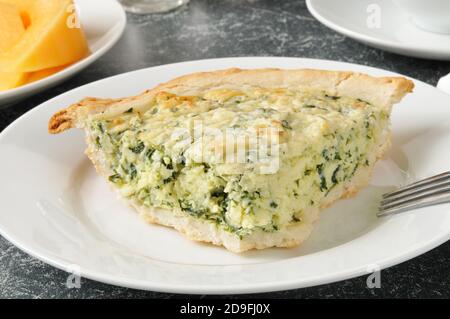 Quiche florentine avec cantaloup en tranches Banque D'Images