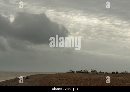 Une sombre scène balayée par le vent de la plage de Dungeness à Kent, Royaume-Uni Banque D'Images