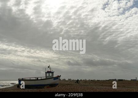 Une sombre scène balayée par le vent de la plage de Dungeness à Kent, Royaume-Uni Banque D'Images