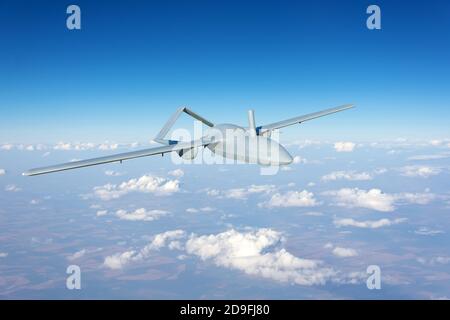 Un drone militaire sans pilote uav volant de reconnaissance dans l'air haut dans le ciel, dans les zones frontalières Banque D'Images