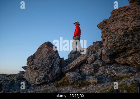Homme regardant à l'horizon tout en se tenant sur des rochers Banque D'Images