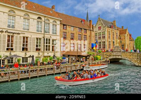 Bateaux de touristes sur les canaux de Bruges, Belgique. Banque D'Images