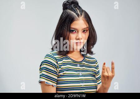 Fou beau rock fille. Punk n'est pas mort. Belle cool jeune femme faisant le geste de la main de signe de corne. Banque D'Images