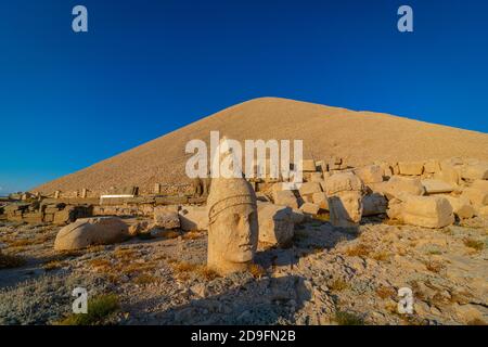 Statues sur la terrasse occidentale du mont Nemrut Banque D'Images