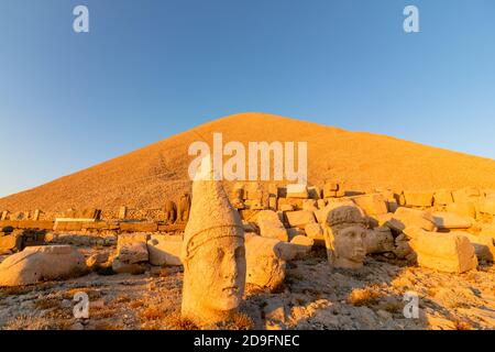 Statues sur la terrasse occidentale du mont Nemrut Banque D'Images