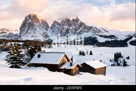 Alpe di suisi en hiver au coucher du soleil couvert de neige Banque D'Images