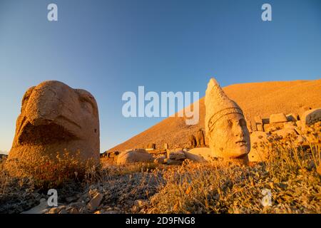 Statues sur la terrasse occidentale du mont Nemrut Banque D'Images