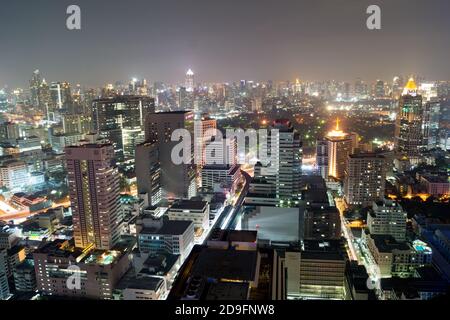 vue sur les gratte-ciels de bangkok la nuit Banque D'Images