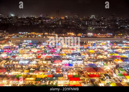 marché nocturne à bangkok éclairé Banque D'Images