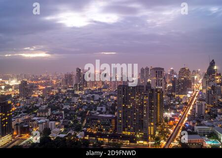 vue sur les gratte-ciels de bangkok la nuit Banque D'Images