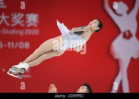 Chongqing. 5 novembre 2020. Peng Cheng (ci-dessus)/Jin Yang de Chine s'entraîner pendant la séance de formation à la coupe de Chine Grand Prix de patinage artistique de l'UIP 2020 à Chongqing, dans le sud-ouest de la Chine, le 5 novembre 2020. Credit: JU Huanzong/Xinhua/Alamy Live News Banque D'Images