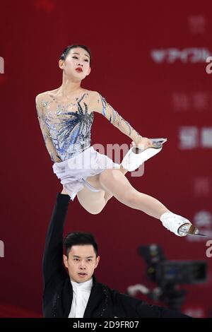 Chongqing. 5 novembre 2020. Peng Cheng (ci-dessus)/Jin Yang de Chine s'entraîner pendant la séance de formation à la coupe de Chine Grand Prix de patinage artistique de l'UIP 2020 à Chongqing, dans le sud-ouest de la Chine, le 5 novembre 2020. Credit: JU Huanzong/Xinhua/Alamy Live News Banque D'Images