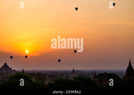 temples et beaucoup de ballons d'air chaud dans le myanmar bagan pendant lever du soleil Banque D'Images