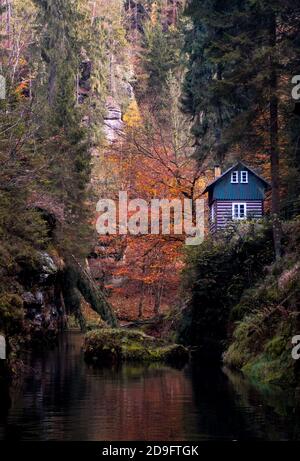 Petite cabane à Edmunds gorge dans le Rrepublic tchèque en automne Banque D'Images