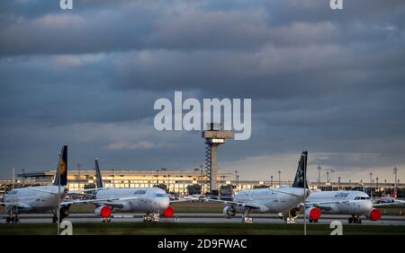 05 novembre 2020, Brandebourg, Schönefeld: Des avions sont stationnés sur le terrain du nouvel aéroport de Berlin Brandenburg Willy Brandt (BER). Photo: Bernd von Jutrczenka/dpa Banque D'Images