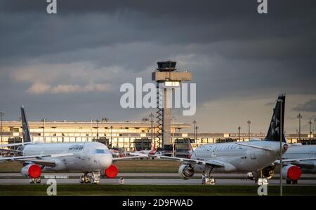 05 novembre 2020, Brandebourg, Schönefeld: Des avions sont stationnés sur le terrain du nouvel aéroport de Berlin Brandenburg Willy Brandt (BER). Photo: Bernd von Jutrczenka/dpa Banque D'Images