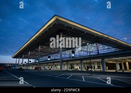 05 novembre 2020, Brandebourg, Schönefeld: Le terminal 1 du nouvel aéroport de Berlin Brandenburg Willy Brandt (BER) est très éclairé en début de soirée, avec peu d'activité en face. Photo: Bernd von Jutrczenka/dpa Banque D'Images