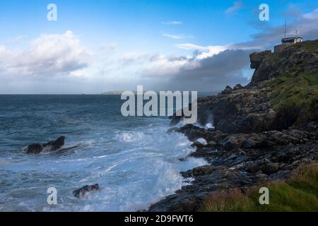 Mer agitée sur St Ives Head, alias The Island, St. Ives, Cornwall, Royaume-Uni Banque D'Images