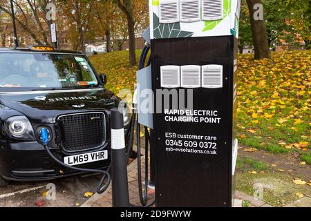 Point de recharge électrique rapide, taxi londonien en charge, vauxhall, londres, royaume-uni Banque D'Images