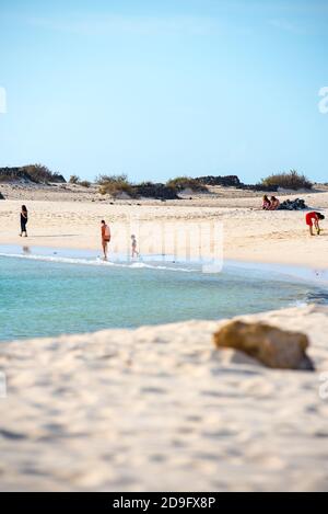 El Cotillo, Fuerteventura, Espagne: 2020 octobre 2: Personnes à la Playa de la Concha de El Cotillo à Fuerteventura, Espagne à l'été 2020. Banque D'Images