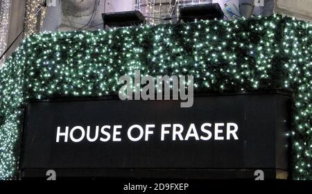 La marque House of Fraser est entourée de lumières de Noël dans leur magasin phare d'Oxford Street.le magasin du département House of Fraser d'Oxford Street s'est allumé pour Noël, malgré la fermeture de tous les magasins de détail non essentiels pour les quatre prochaines semaines. Banque D'Images