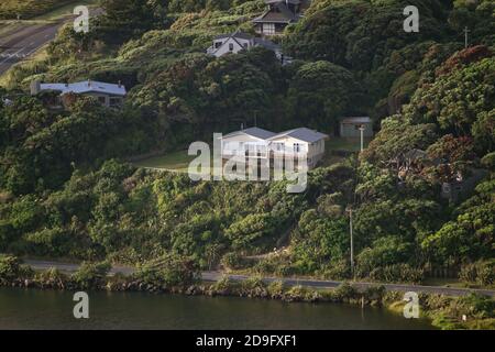 AUCKLAND, NOUVELLE-ZÉLANDE - 26 décembre 2019 : Auckland / Nouvelle-Zélande - 26 2019 décembre : vue sur la maison surplombant le lagon de Piha Banque D'Images