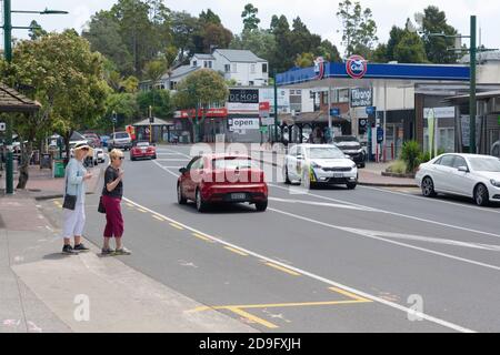 AUCKLAND, NOUVELLE-ZÉLANDE - 27 novembre 2019 : Auckland / Nouvelle-Zélande - 27 2019 novembre : vue de deux dames traversant la route de Titirangi Banque D'Images