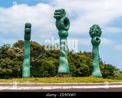 AUCKLAND, NOUVELLE-ZÉLANDE - 27 novembre 2019 : Auckland / Nouvelle-Zélande - 27 2019 novembre : vue sur le rond-point de Titirangi avec statues de bienvenue Banque D'Images