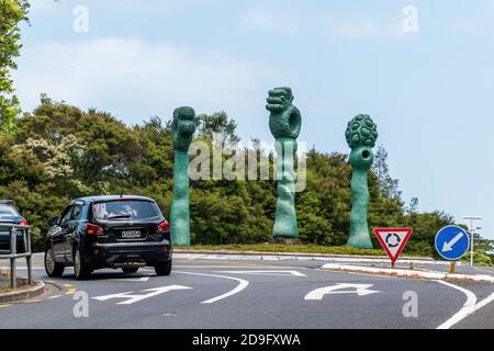 AUCKLAND, NOUVELLE-ZÉLANDE - 27 novembre 2019 : Auckland / Nouvelle-Zélande - 27 2019 novembre : vue sur le rond-point de Titirangi avec statues de bienvenue Banque D'Images