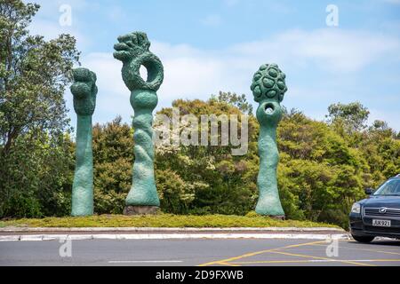 AUCKLAND, NOUVELLE-ZÉLANDE - 27 novembre 2019 : Auckland / Nouvelle-Zélande - 27 2019 novembre : vue sur le rond-point de Titirangi avec statues de bienvenue Banque D'Images