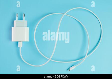 Un câble de chargeur de smartphone blanc avec connecteur USB haut débit de type c et adaptateur. Banque D'Images